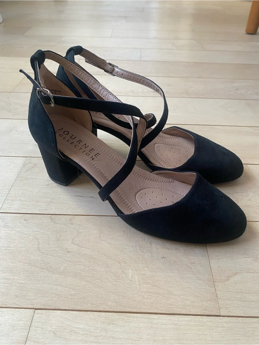Journee Collection Fosters Black Suede Crisscross Block Heel Pump Size 9